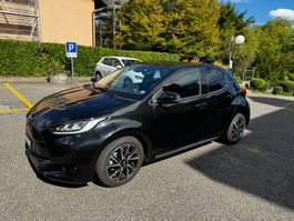 Voiture Toyota Yaris hybride noire en bon état général