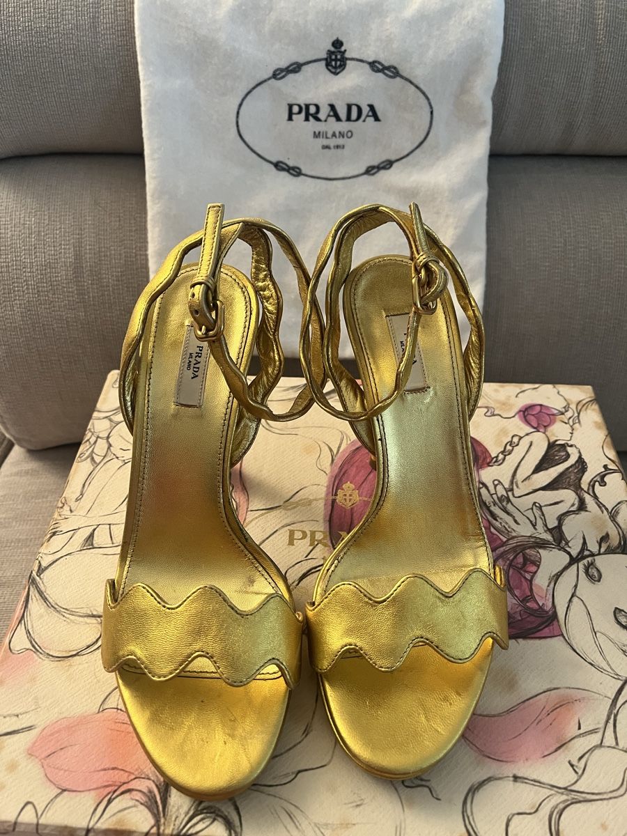 Prada Chaussures femmes:  Prada gold metallic leather wavy strap heels  – D'occasion à Niederlenz par luxe_1968 1