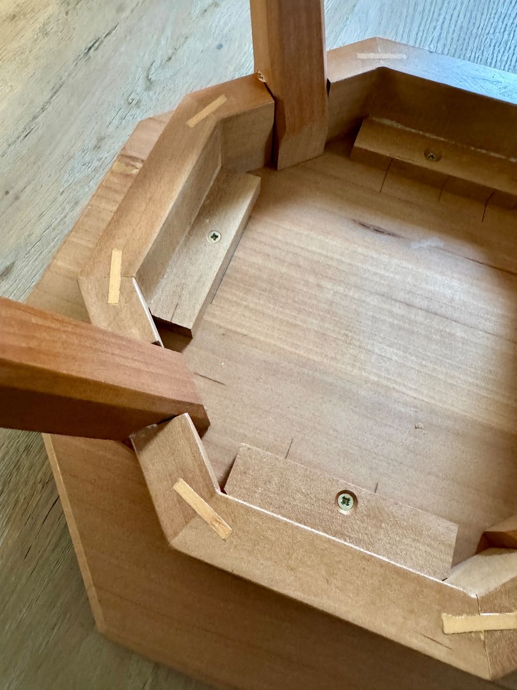 Sgabelli: Schemeli Schemel Tischchen Tisch Pflanzenhocker Kirschbaum ? – Usato da Rothrist venduto da Luckywinner 5