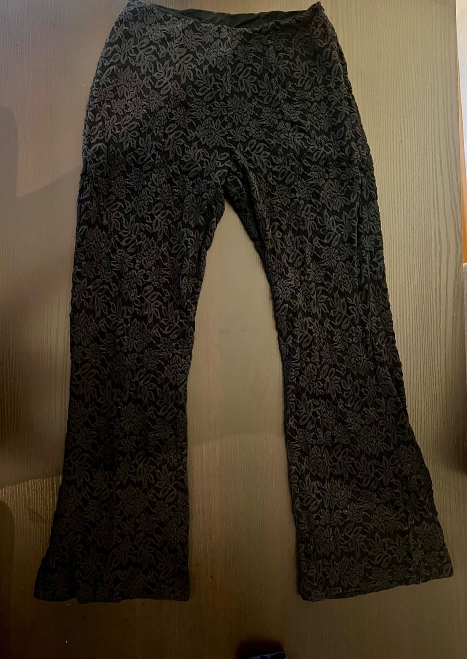 Rosemunde Pantaloni: Schwarze Schlaghose mit Blumenmuster Groesse M neuwertig – Usato da Glattbrugg venduto da ilv_99pt 1