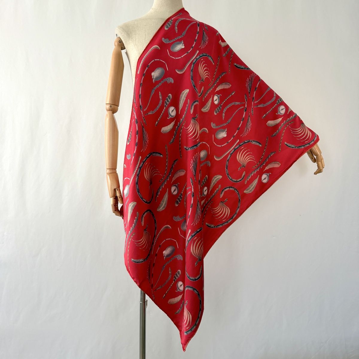 Fabric Frontline Foulard & Sciarpe: FABRIC FRONTLINE Silk Scarf – Nuovo (secondo la descrizione) da Emmen venduto da Avviivva_Com2023 1