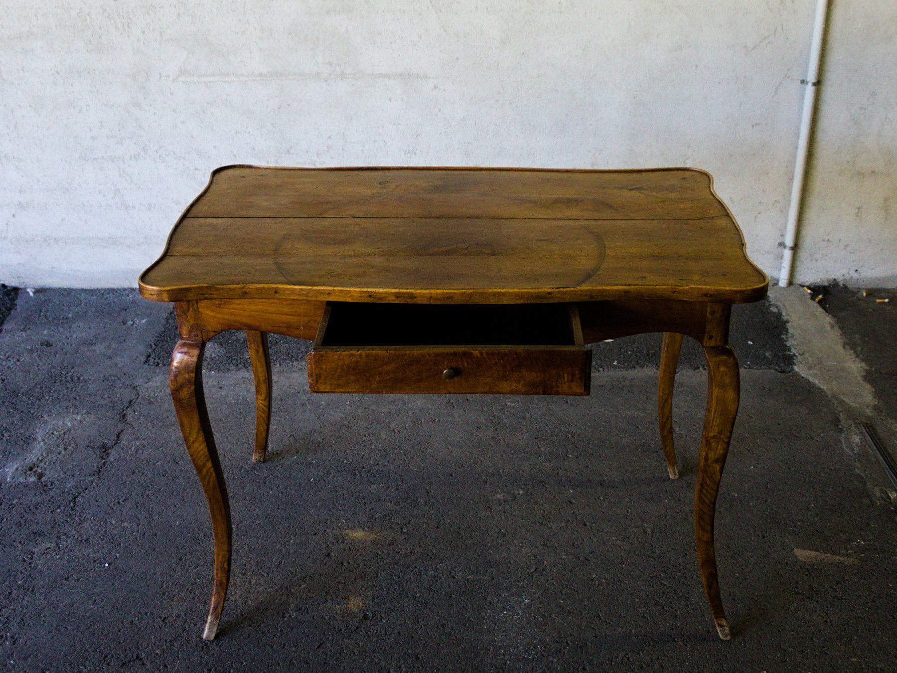 Tavoli: Table à écrire d'époque Louis XV – Usato da Les Mayens-de-Sion venduto da valbroc 2