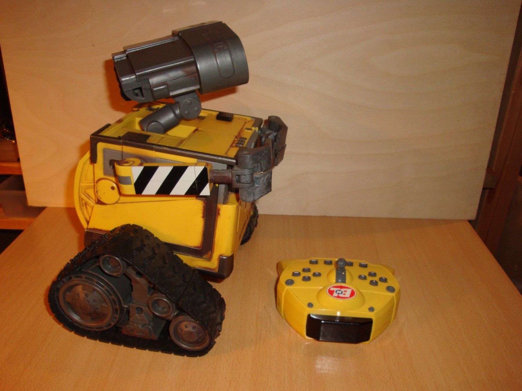Disney Giocattoli: Wall-e Commander RC – Usato da Bäriswil Be venduto da Kater-Carlo 1