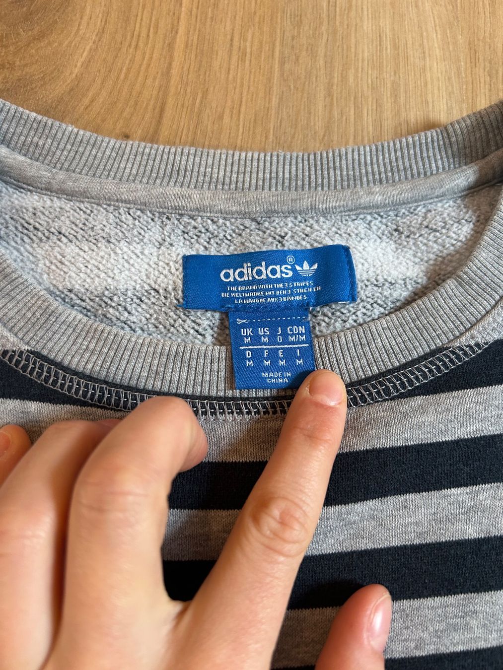 Adidas Maglioni & Felpe: Pull Adidas rayé noir et gris taille M – Usato da Delémont venduto da elena_neuhaus 1
