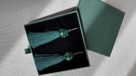 Ohrringe mit Seiden Quaste/Swarovski/Kristalle Smaragdgrün