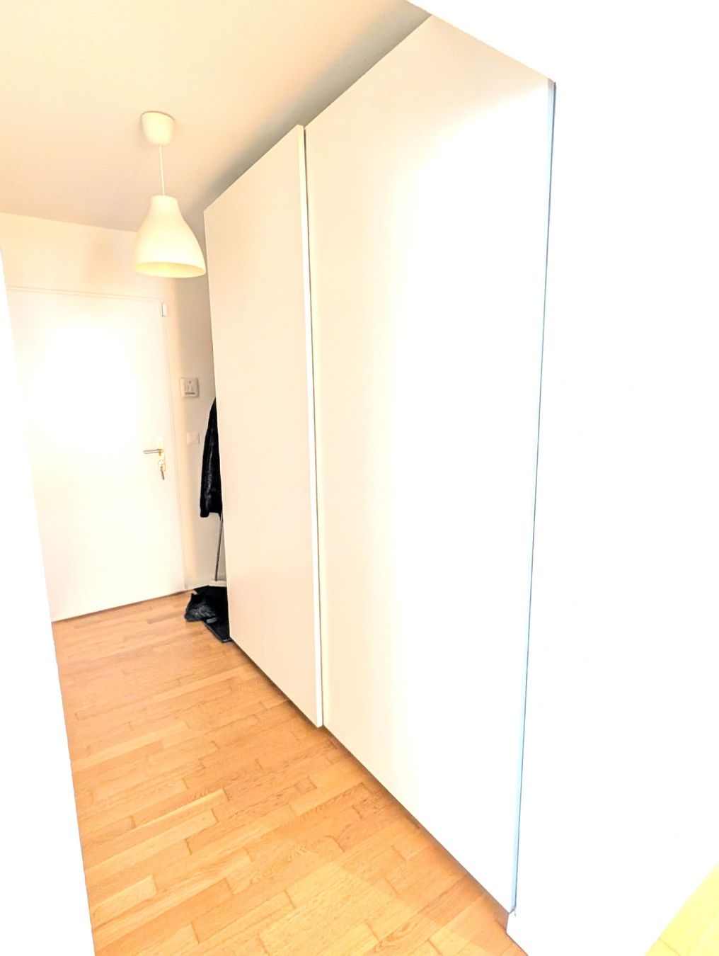 Ikea Armadi: Minimalist White Wardrobe - Sliding Doors - Excellent! – Usato da Adliswil venduto da ivoabreu 1
