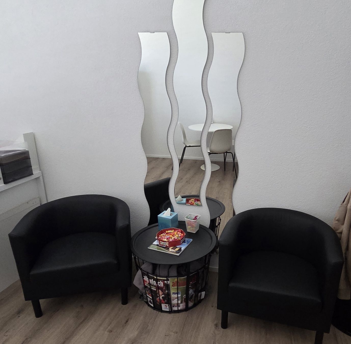 Poltrone: 2 Cocktailsessel mit Drahtkorbtisch – Usato da Schlieren venduto da serious100