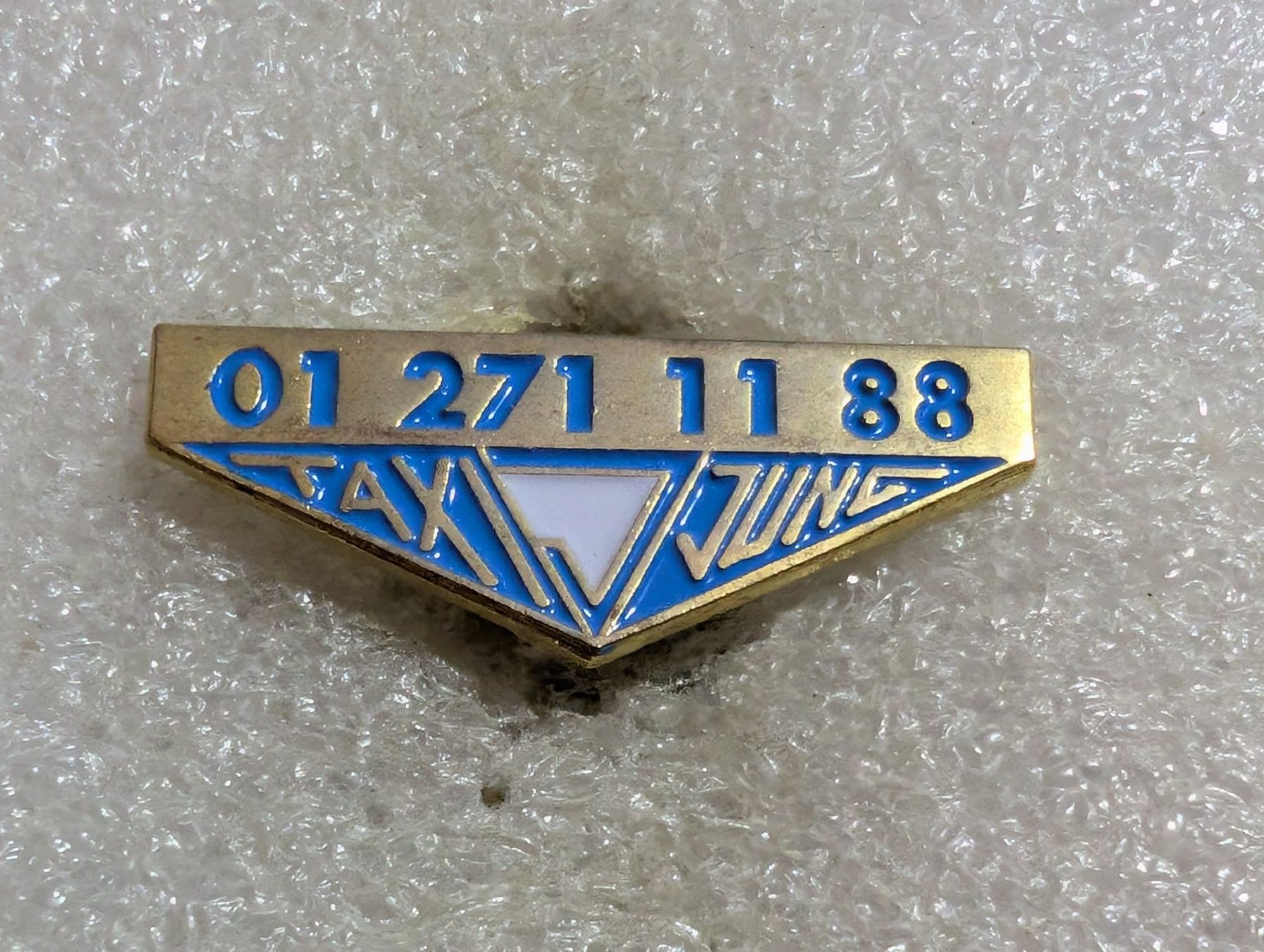 Plaketten & Abzeichen: Ansteckpin 214: Taxi – Gebraucht aus Oppligen von Pin-Fall-Shop