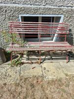 Alte unrestaurierte Gartenbank