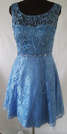 Traumhaftes Kleid mit Strass-Verzierung & Spitze – Gr. M