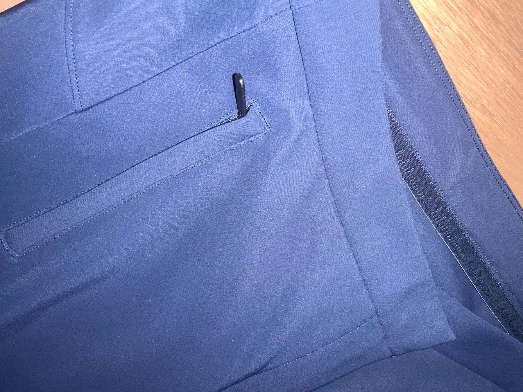 Lululemon Pantaloni: Lululemon City Hose, dunkelblau – Nuovo (secondo la descrizione) da Liestal venduto da ell_6xc7 5