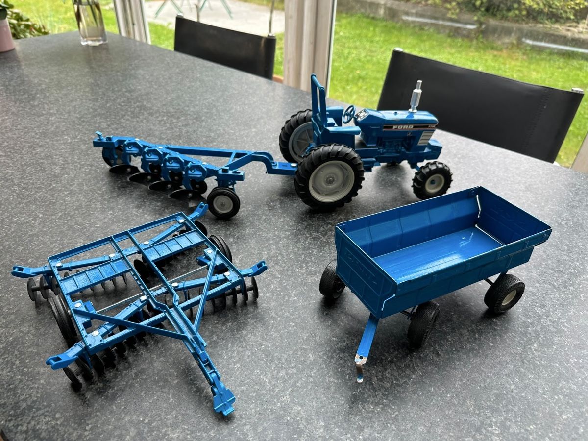 Jouets: Ford Traktor 4teiliges Set – D'occasion à Rorbas par Fatboy2