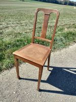 Holzstuhl klassisch braun mit Gebrauchsspuren, wackelt. 