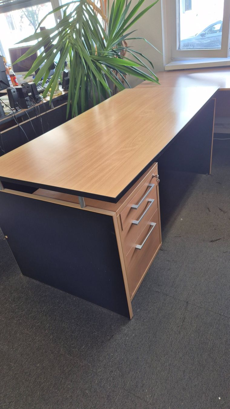 Schreibtische: Bürotisch in Holzoptik – Gebraucht aus Basel von Muck10
