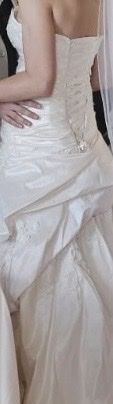 Vestiti: Elegantes Hochzeitskleid mit Schleppe – Usato da Solothurn venduto da Tarraco-SO 3
