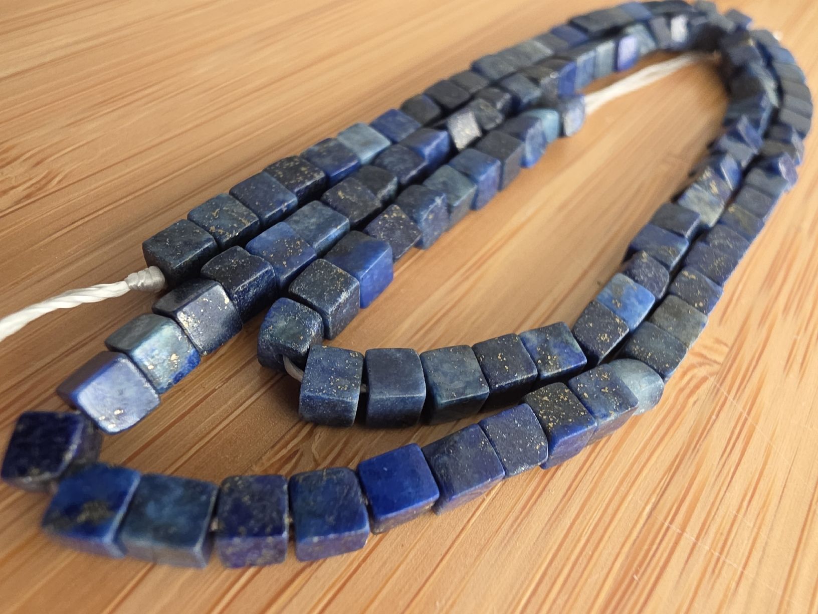 Minerali & Pietre curative: Lapislazuli Würfel- facettiert ca. 3,5mm. Strang – Nuovo e nell'imballaggio originale da Menziken venduto da Mirager