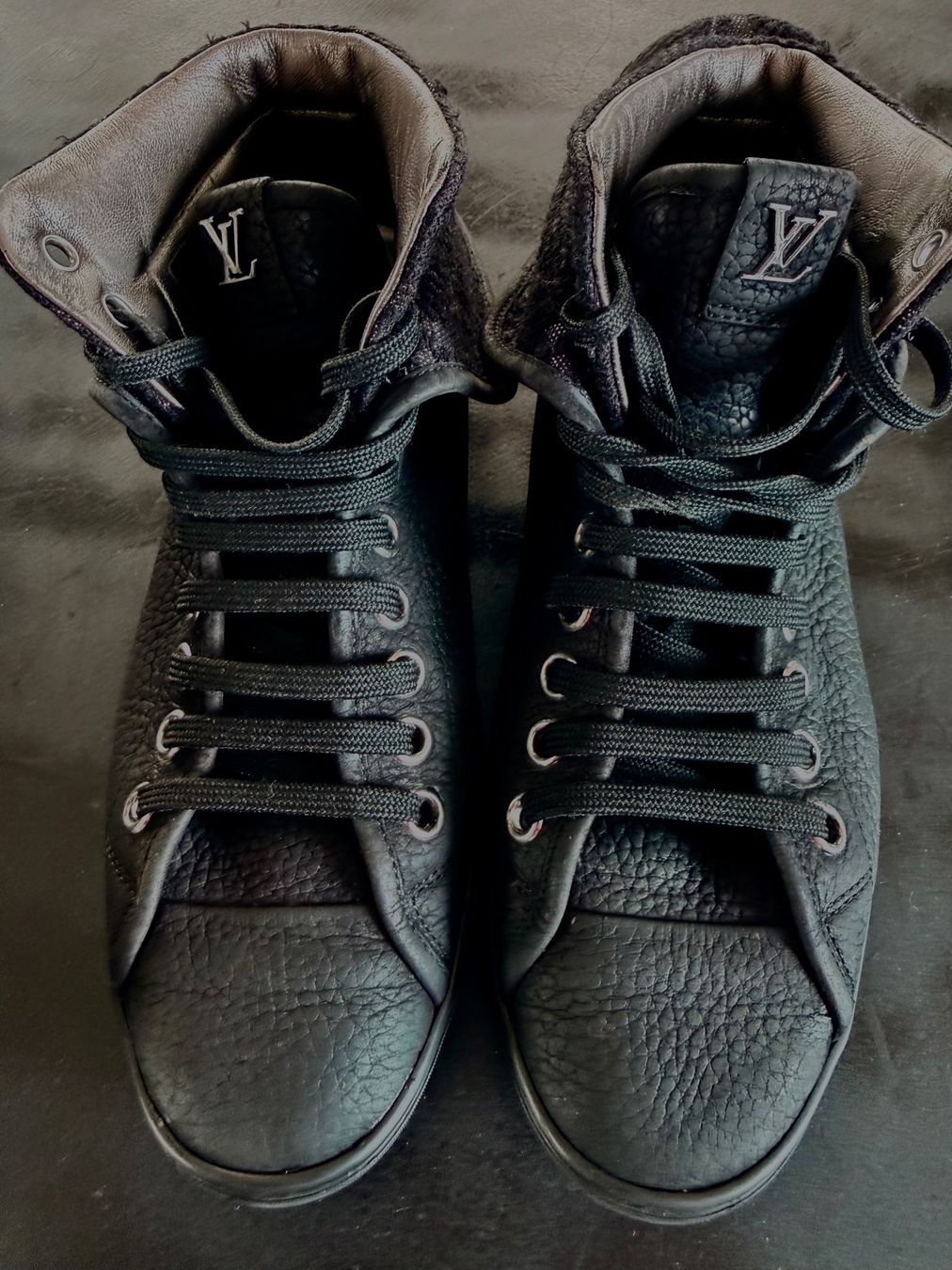 Louis Vuitton Scarpe da donna: Sneakers LOUIS VUITTON en cuir noir – Usato da Vernier venduto da ley_yqh9 2