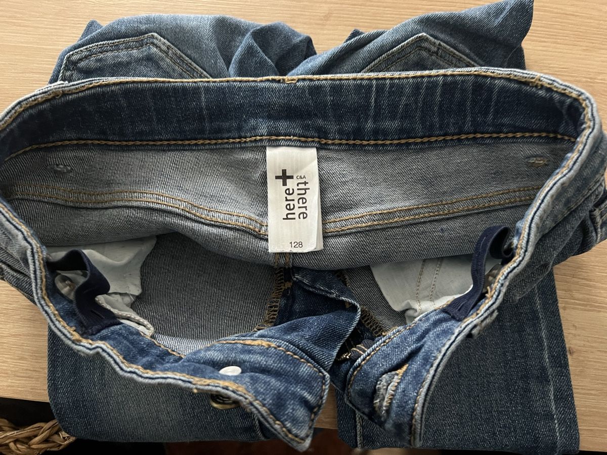Hosen: Jeans mit Glitzer, Grösse 128, Top Zustand! – Gebraucht aus Thun von Siladi 2