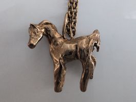 Lange Halskette mit handgemachter Pferde-Skulptur aus Bronze