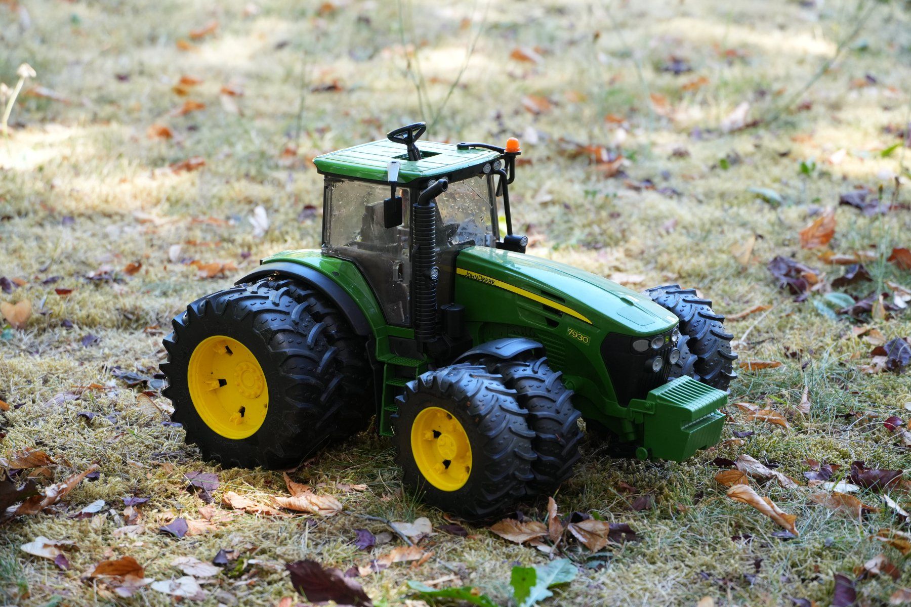 Bruder Giocattoli: Bruder John Deere Traktor mit Zubehör – Usato da Murten venduto da K.Luethi 4