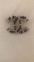 Elegante Chanel Brosche mit Steinchen für Damen - ein Hin...