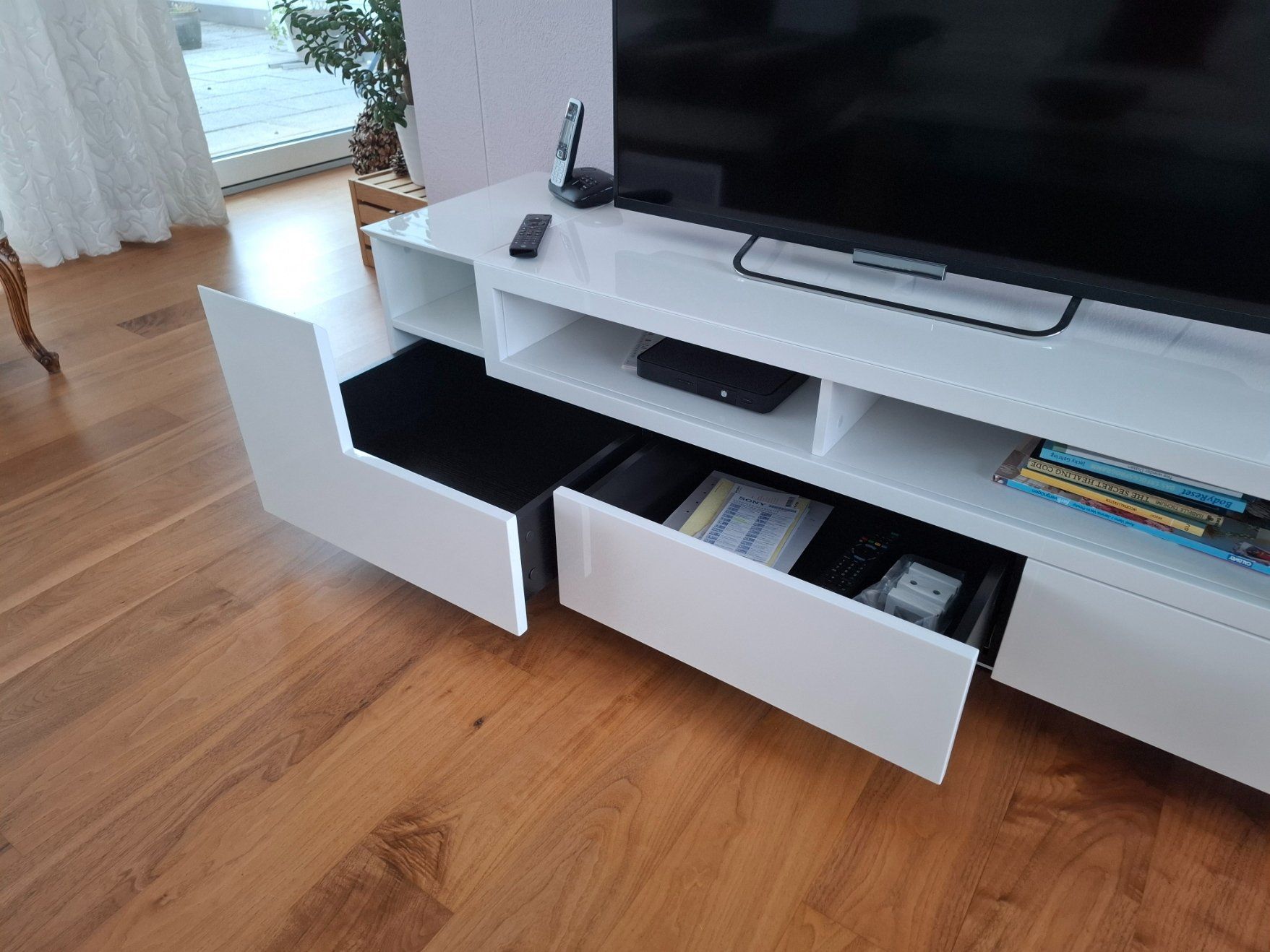 Mobili TV: Elegantes TV-Möbel, hochglanz-weiss – Usato da Buchs ZH venduto da Jaipur01 3