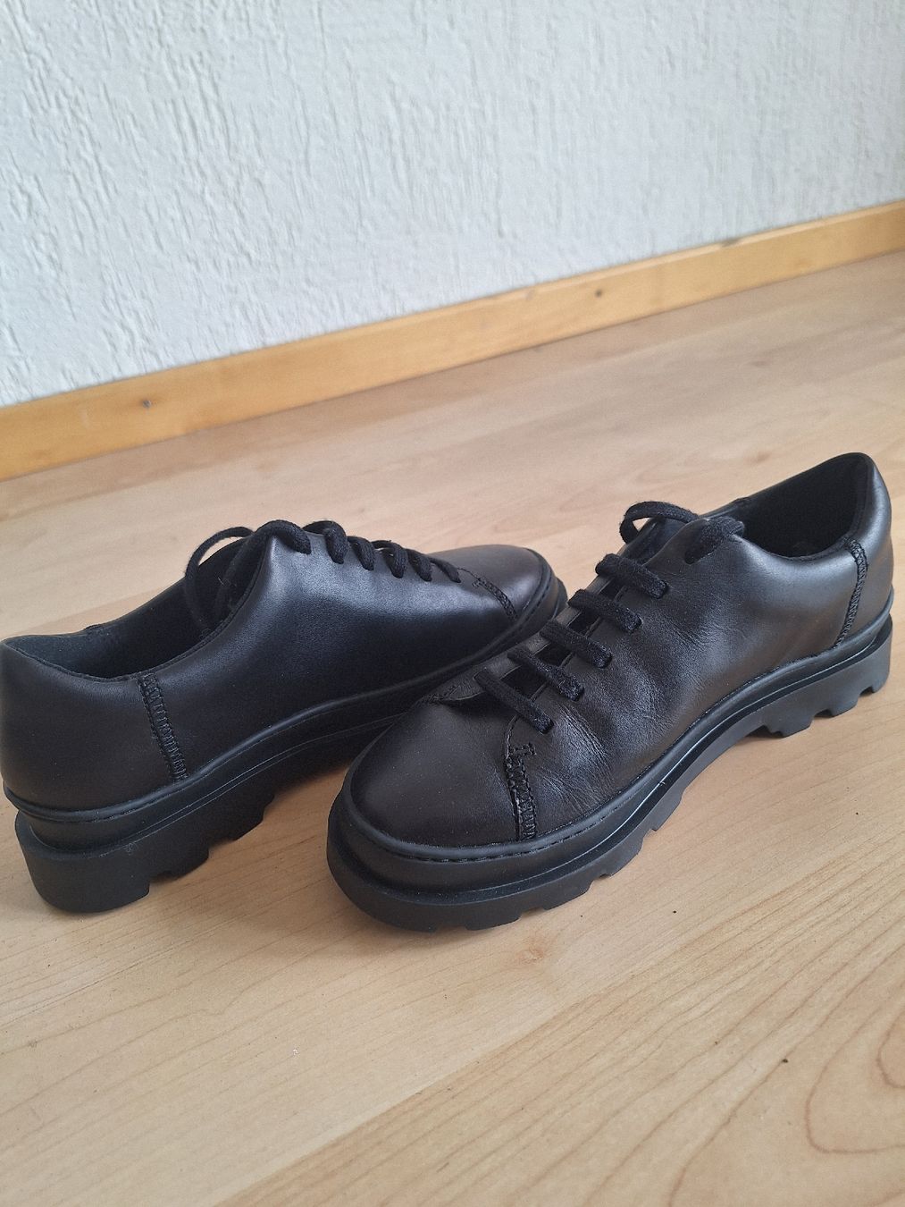 Camper Scarpe da donna: Schwarzer Camper Lederturnschuh, Gr. 40 – Usato da Zürich venduto da Zelda14 3