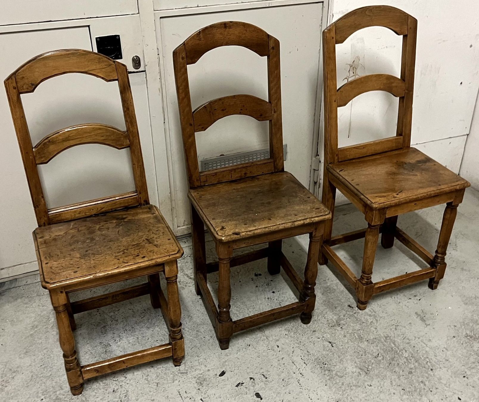 Sedie: 3 Walliser Chaletstühle mit Originalpatina – Usato da Seftigen venduto da tom713