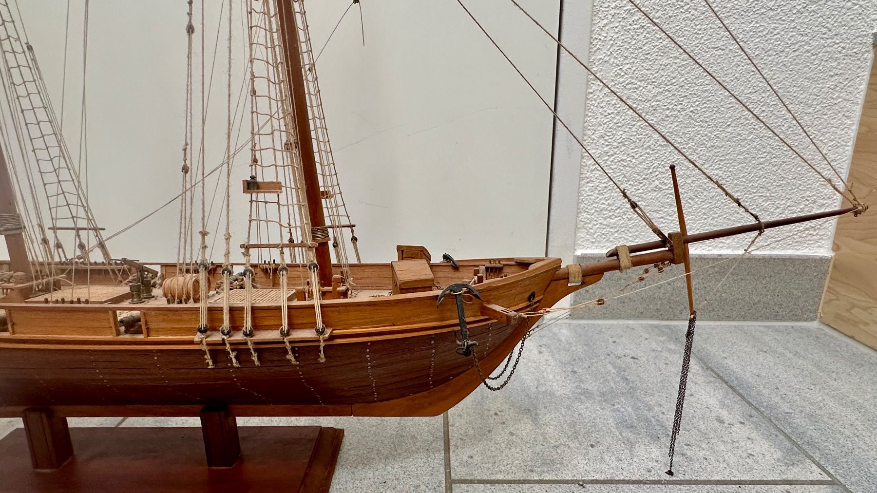 Kit di modellismo & Modellini statici: Holzschiffsmodell mit Ständer - Hingucker für Vitrine – Usato da Hedingen venduto da Banner 2