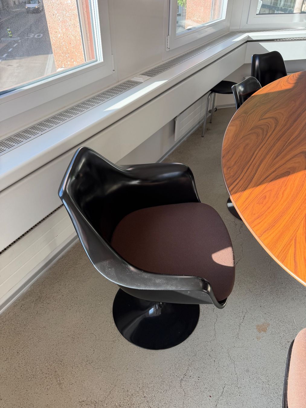 Set de table et chaises: Saarinen Tisch & Stühle – D'occasion à Zollikon par Jansau 4