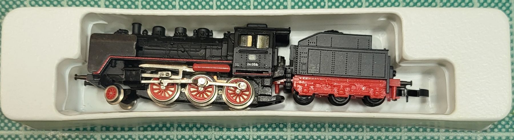 Märklin Modellini di ferrovie: Märklin 8803 BR 24 Damplok mit Tender – Nuovo (secondo la descrizione) da Malters venduto da minitrix79