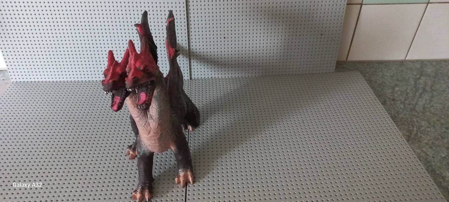 Giocattoli: Dragon en plastique souple – Usato da La Tour de Trême venduto da Startjouet 2