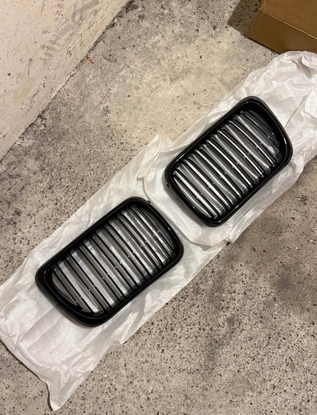 Alle Autoersatzteile: BMW E36 Kühlergrill Schwarz metallic – Neu und originalverpackt aus Bülach von Meti2023