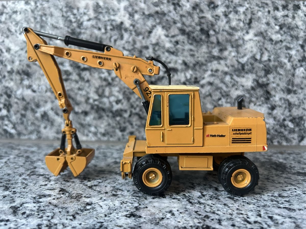 Liebherr Kits de montage: Pneubagger Liebherr 921, 1:50 , Gescha – D'occasion à Horw par Tigercat635
