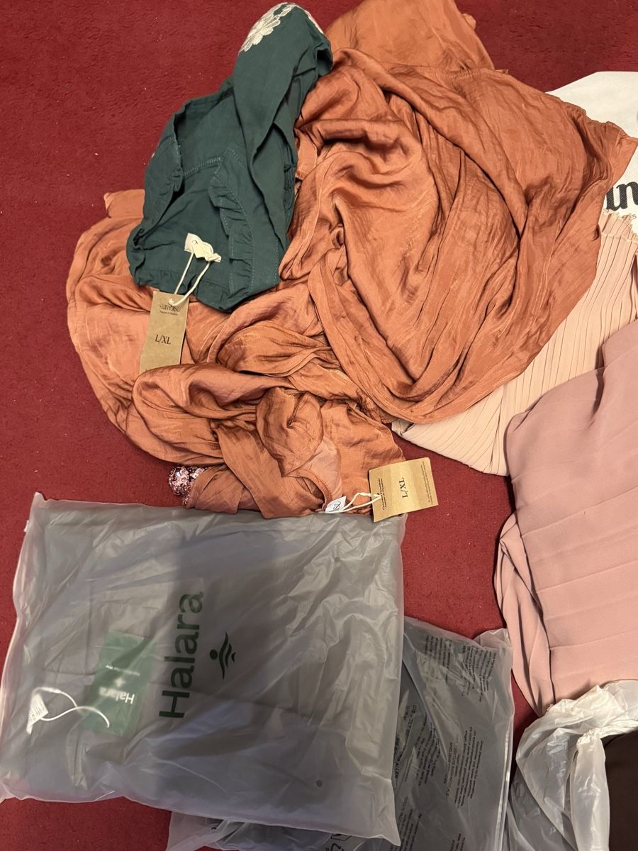 Lotti di vestiti: Kleider neu 15 stk.  – Nuovo (secondo la descrizione) da Schlieren venduto da Freundlich02 2