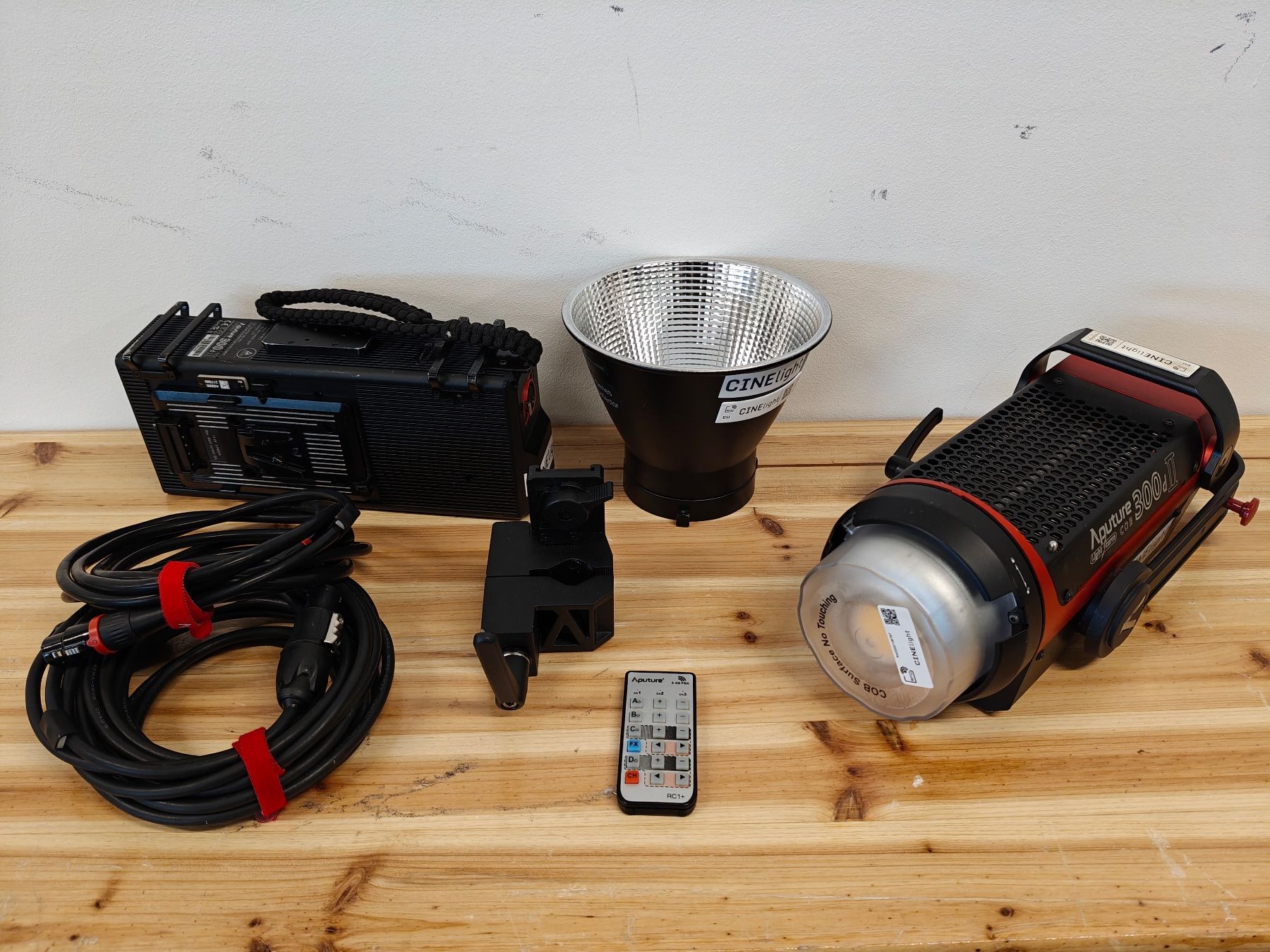 Aputure Lampade: Aputure LS 300d II LED Filmscheinwerfer V-Mount Set mit Case – Usato da Schlieren venduto da CINElight 1
