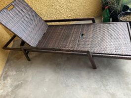 Liegestuhl Rattan braun mit Polster weiss guter Zustand