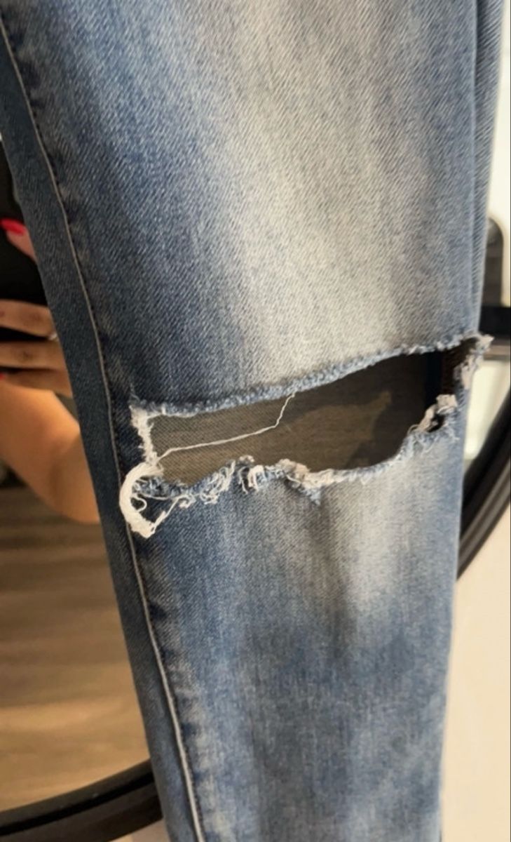 American Eagle Jeans: Jean American Eagle déchiré taille basse – Usato da Estavayer-le-Lac venduto da Iness_oth 3