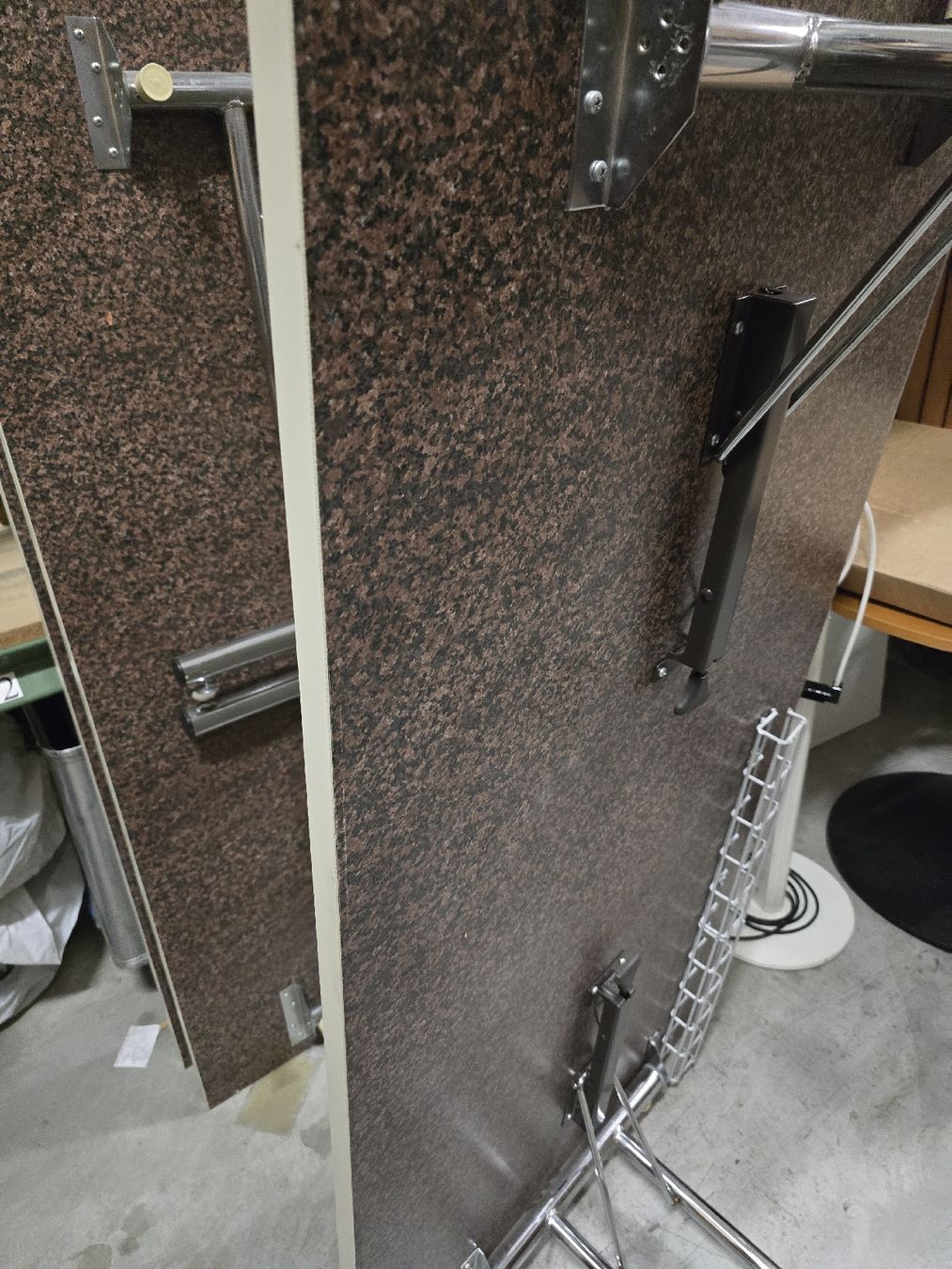 Tische: Tischplatte mit Metallgestell chrom  klappe bar – Gebraucht aus Safenwil von Leo.87. 4