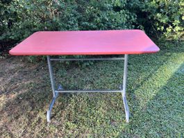 roter Metall Gartentisch