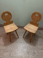 2 Stabellen / Bauernstühle aus Massivholz, Vintage