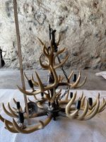 Lustre rustique à trois niveaux en fausses cornes