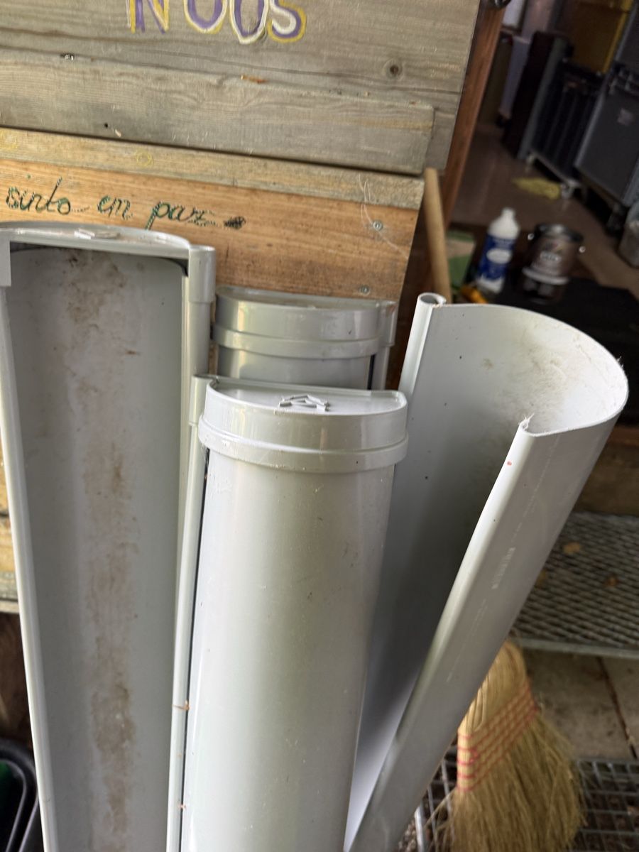 Altri materiali da costruzione: Dachrinnen-Set aus Kunststoff, 1 Meter – Usato da Cham venduto da ReUse_and_ReCycle
