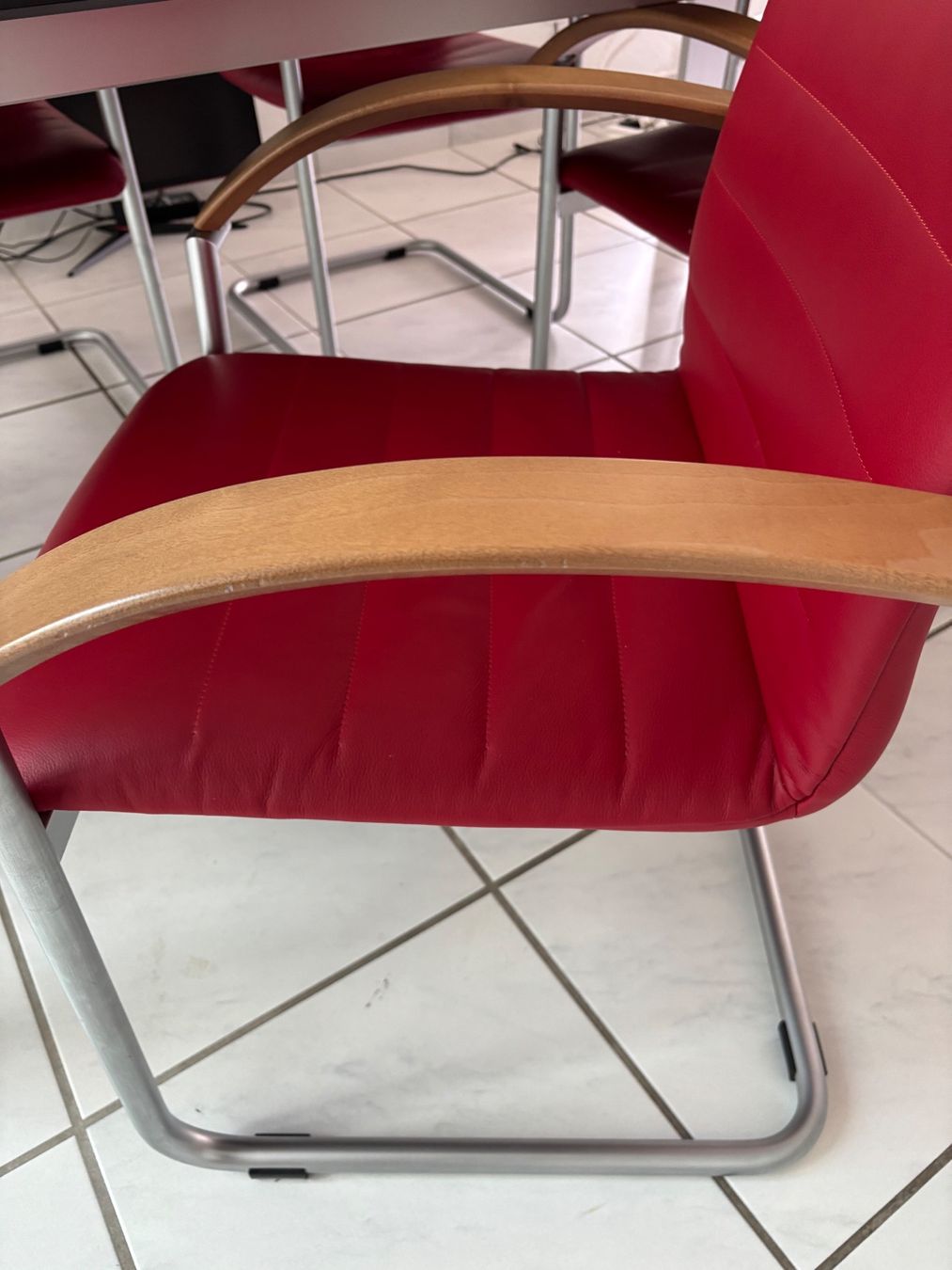 Set di tavolo e panche: Esstisch Set mit 6 Echtleder Stühlen – Usato da Recherswil venduto da Moebel_Outlet 2