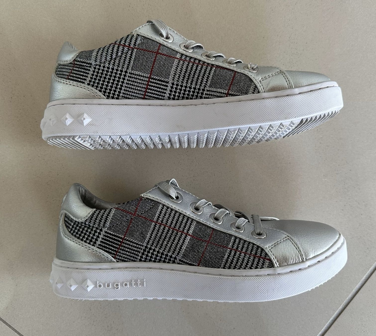 Bugatti Scarpe da donna: Neuwertige Damen Freizeit-Sneakers Bugatti Gr. 37, silber – Usato da Dielsdorf venduto da MTBiker100 6