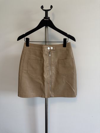 Mini-jupe en cuir synthétique beige négociable
