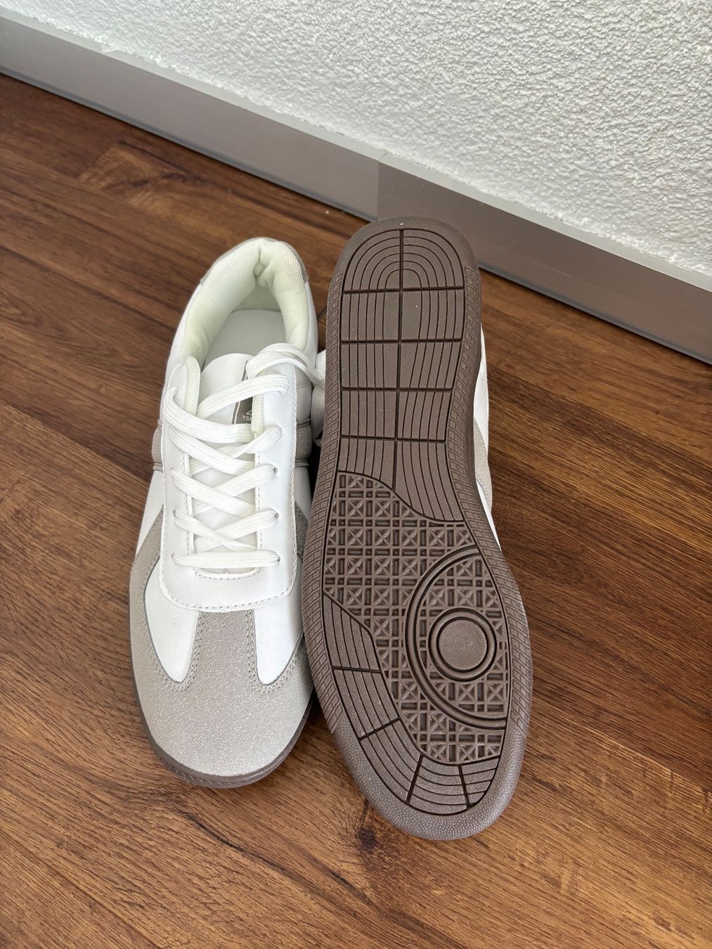 Scarpe da uomo: Sneakers Weiss Grau Grösse 45 – Nuovo (secondo la descrizione) da Effretikon venduto da Jana_K 2