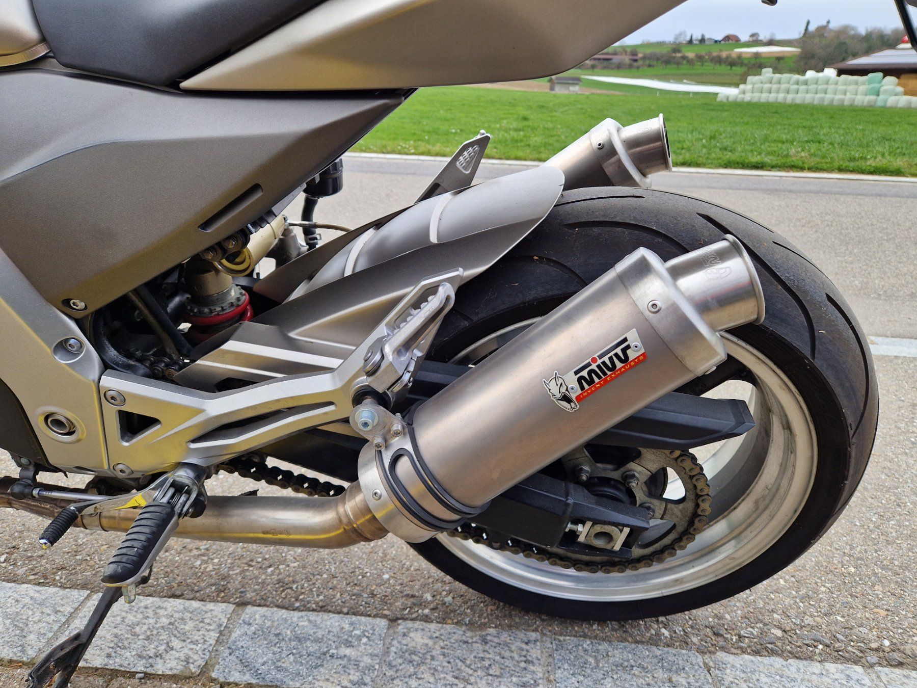 Kawasaki Strada: KAWASAKI Z1000 – Usato da Nesslau venduto da DerSchreinerMeister 2
