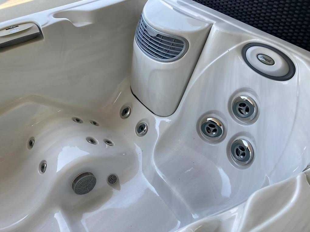 Whirlpool: VENDO JACUZZI  – Usato da Vairano venduto da lan_j8jn 2