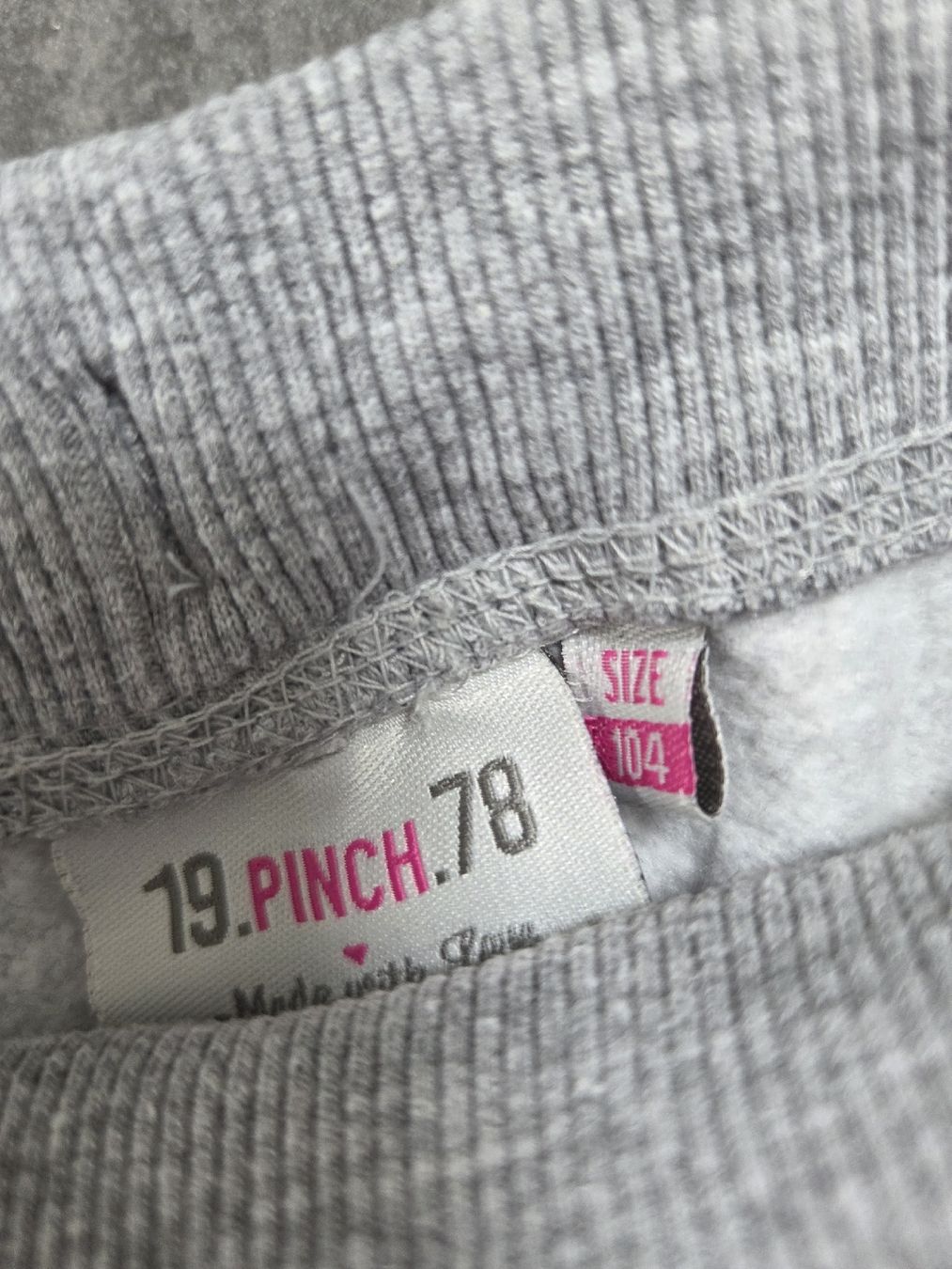 Pantaloni: Graue Mädchen Jogginghose, Gr. 104 – Usato da Hüntwangen venduto da ManuM2014 4